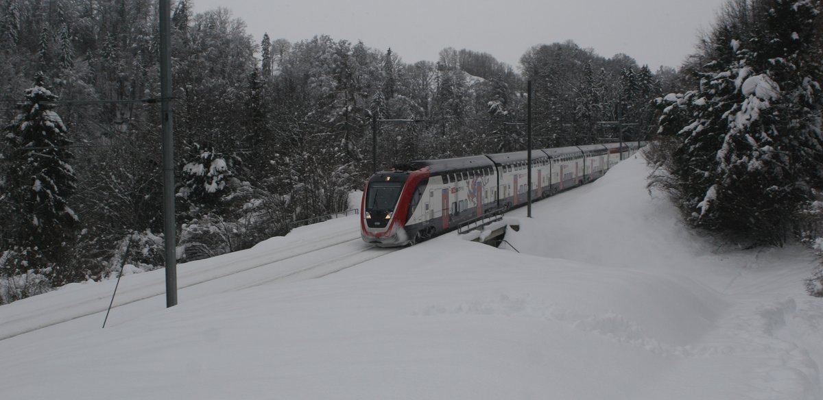 Das chaotische Schneewochenende brachte Luka und mich auf die Idee, auf die Strecke zu gehen. Ziel war das Steinachtobel bei Mörschwil.
Der IR 13 kam auch regulär mit einem Twindexx daher, wie dieser in Form des RABDe 502 011  Romanshorn . der nach St. Gallen unterwegs ist und sich mit leichter Verspätung den Weg durch den Schnee im Steinachtobel bahnt.

Mörschwil Steinachtobel, 17.01.2021 
