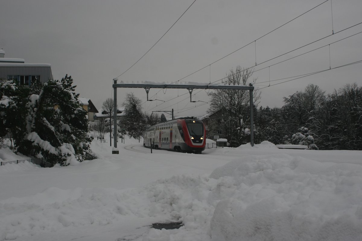 Das chaotische Schneewochenende brachte Luka und mich auf die Idee, auf die Strecke zu gehen.

Der IR 13 mit dem Twindexx RABe 502 2** passiert den Bahnhof Mörschwil auf dem Weg nach Rorschach, seinem nächsten regulären Halt.

Mörschwil, 17.01.2021
