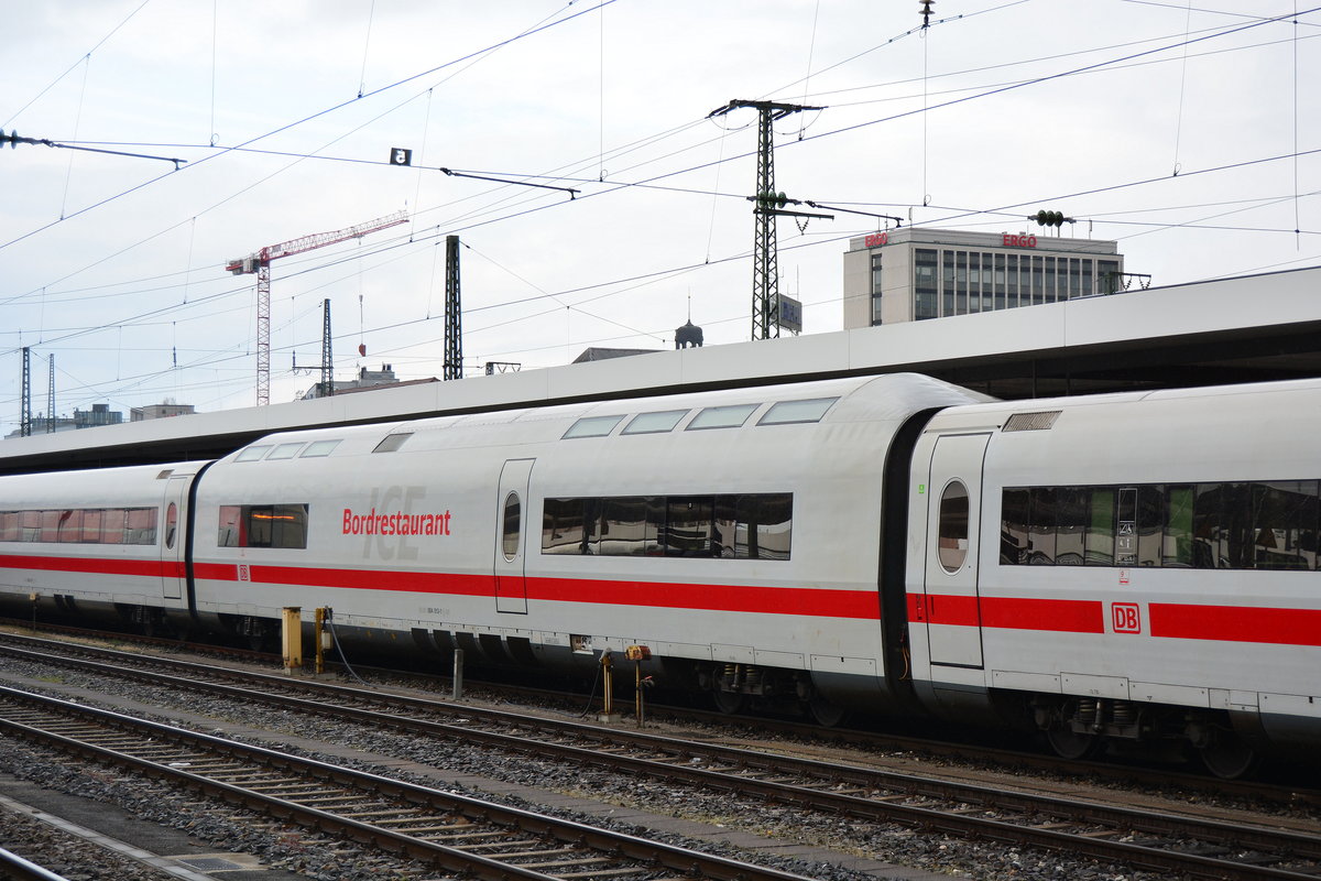 Das charakteristische Merkmal des ICE1 ist das Bordrestaurant mit Buckel. Hier stand der 401er in Nürnberg Hbf Richtung Süden.

Nürnberg 13.04.2017