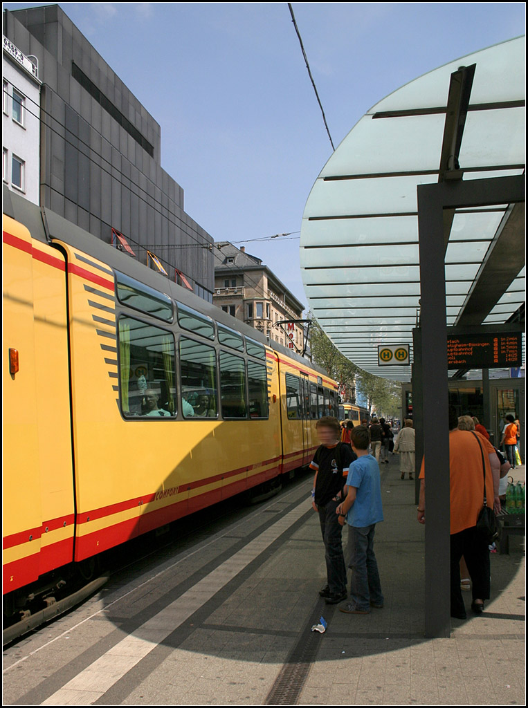 Das Dach, sein Schatten und die Bahn - 

Haltestelle Europaplatz. 

06.05.2006 (M)