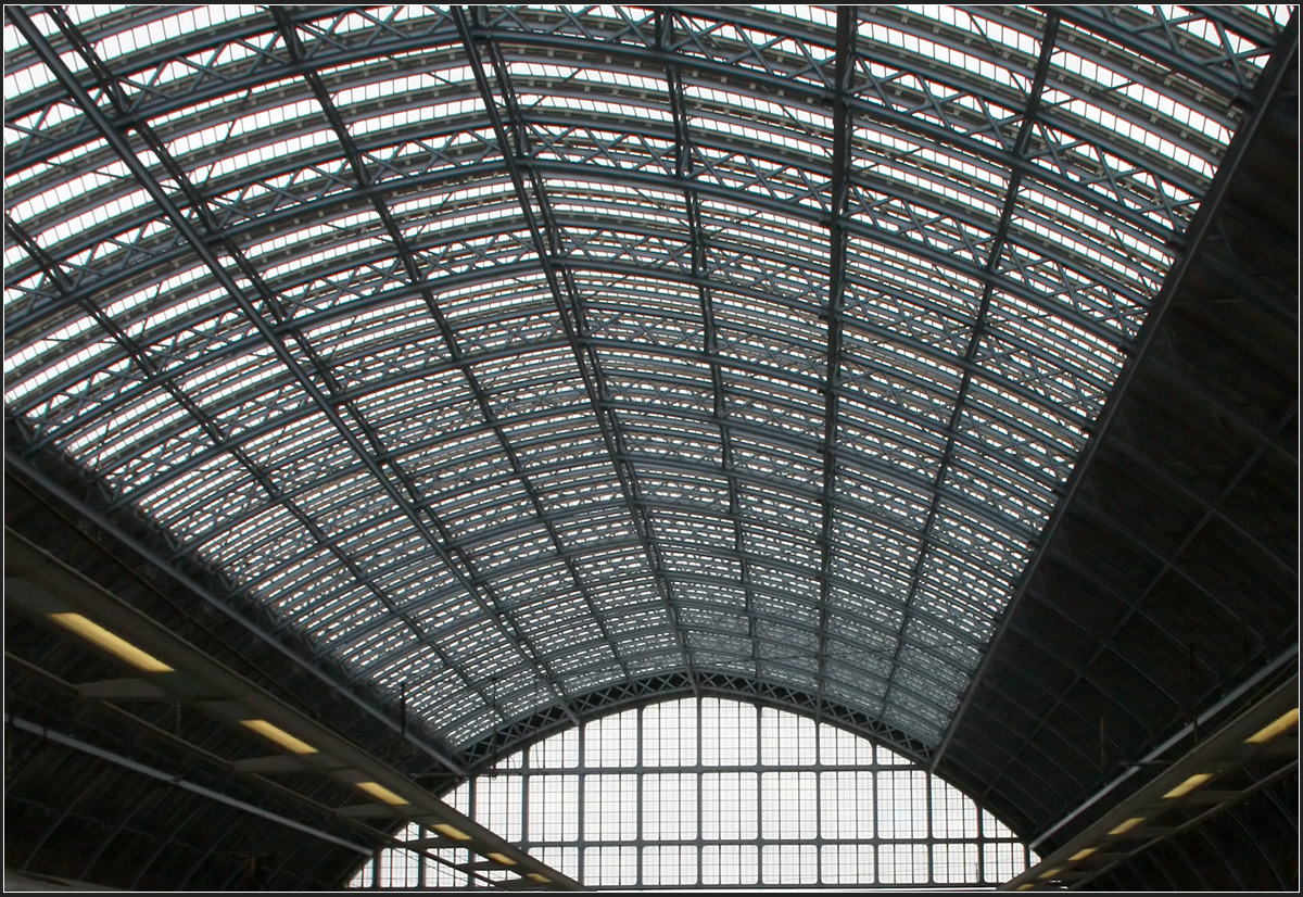 Das Dach über den Eurostar-Zügen -

Bahnhof London St. Pancras.

Juni 2015 (M)

