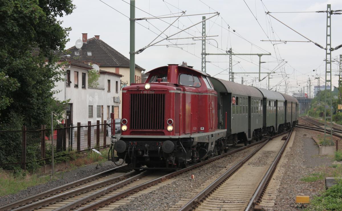 Das Dampfspektakel 2014 begann am 28.05.2014 gleich mit einer Überraschung. An Stelle der geplanten V 200 zog morgens die mit V 1002299 bezeichnete  Vorserienlok  den Personenzug von Mannheim nach Neustadt Weinstraße.
Hier fährt der Zug gerade um 9.17 Uhr durch den Bahnhof Ludwigshafen Mundenheim.