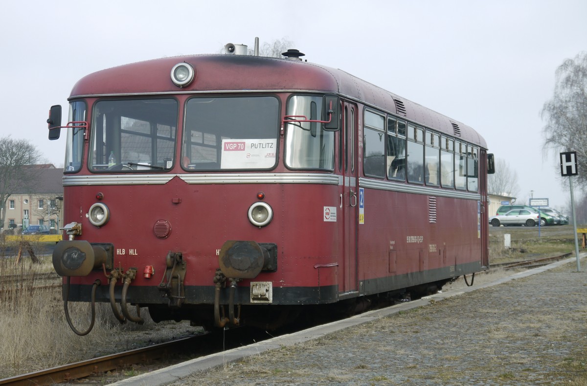 Das DB-Altrot täuscht: 95 80 0798 610-1 D-EGP fuhr zwölf Jahre lang als blauer T 2 der PEG durch die Prignitz. Aufnahme vom 6.3.14 am Putlitzer Bahnsteig des Pritzwalker Bahnhofs.