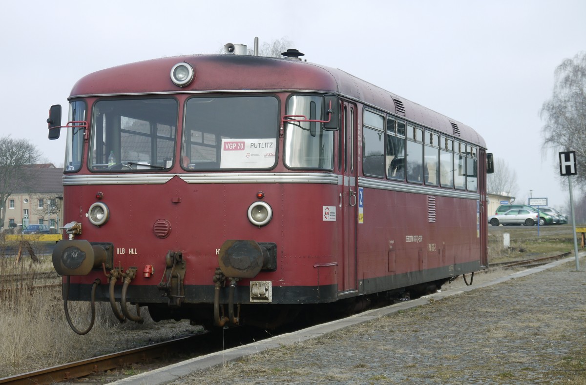 Das DB-Altrot täuscht: 95 80 0798 610-1 D-EGP fuhr zwölf Jahre lang als blauer T 2 der PEG durch die Prignitz. Aufnahme vom 6.3.14 am Putlitzer Bahnsteig des Pritzwalker Bahnhofs.