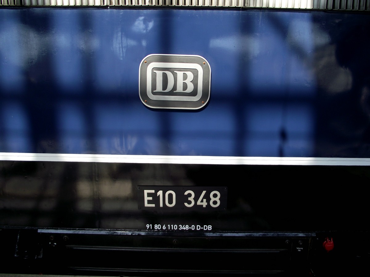 Das DB Logo von E10 348 am 17.08.13 in Frankfurt am Main Hbf 