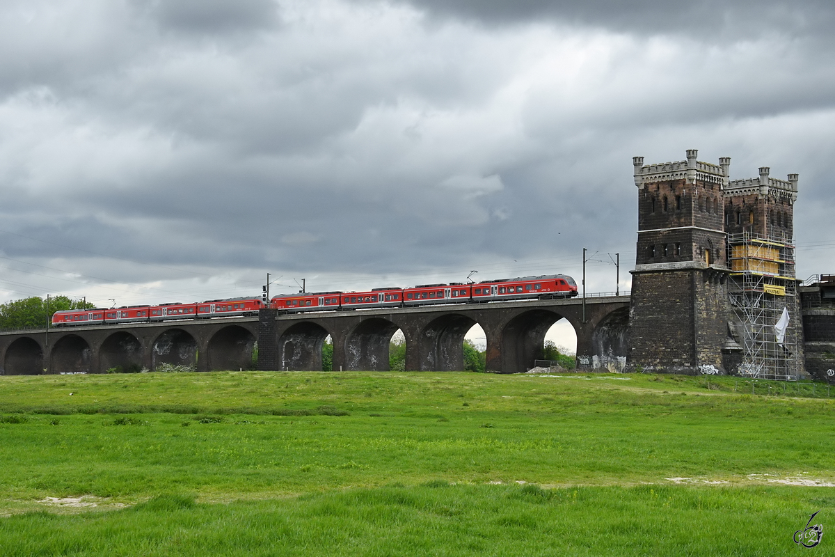 Das DB-Triebzugduo 1428 014 & 1428 507 befährt Anfang Mai 2021 die Hochfelder Eisenbahnbrücke in Duisburg.