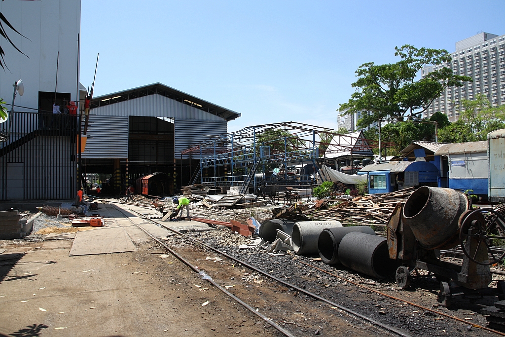 Das Depot Thon Buri, bekannt für die Instandhaltung der letzten betriebsfähigen Dampflokomotiven Thailands und seiner besucherfreundlichen Haltung, erfährt zur Zeit eine größere Modernisierung. Bild vom 22.Juni 2019.