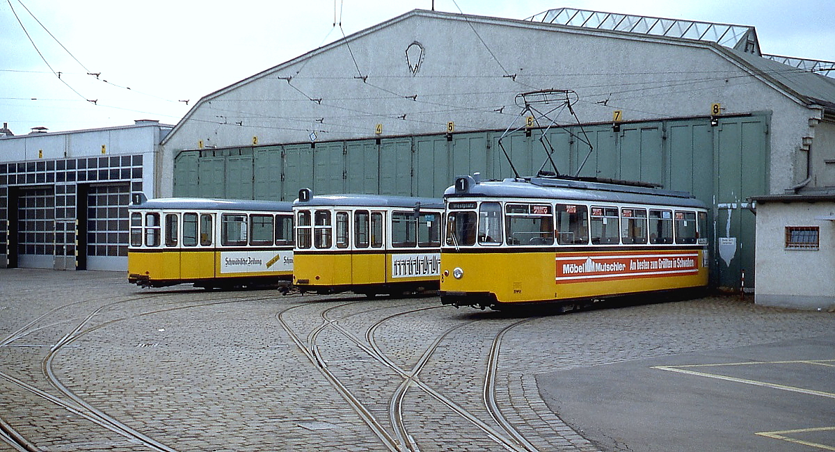 Das Depot der Ulmer Straßenbahn in Söflingen mit Tw 8 und zwei zweiachsigen Beiwagen im Februar 1985