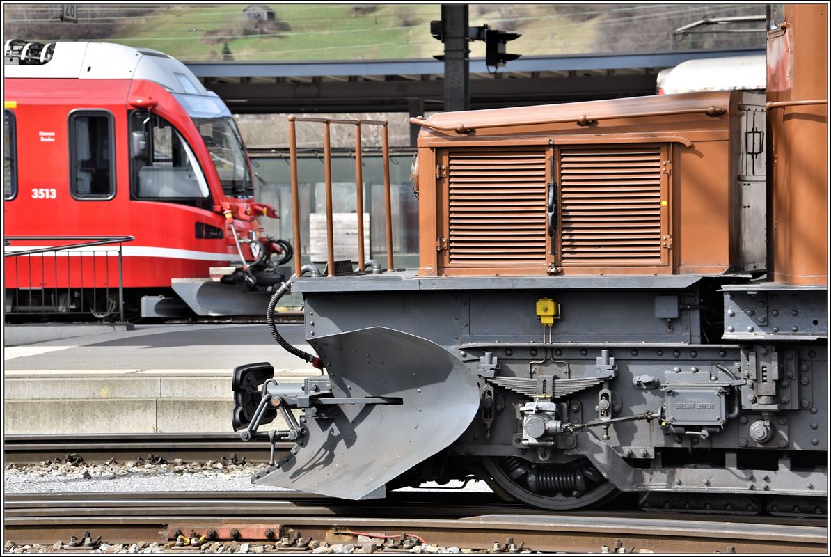 Das Design hat sich von eckig zu rund verändert. ABe 8/12 3513 und Ge 4/4 182 treffen sich in Landquart. (04.04.2018)