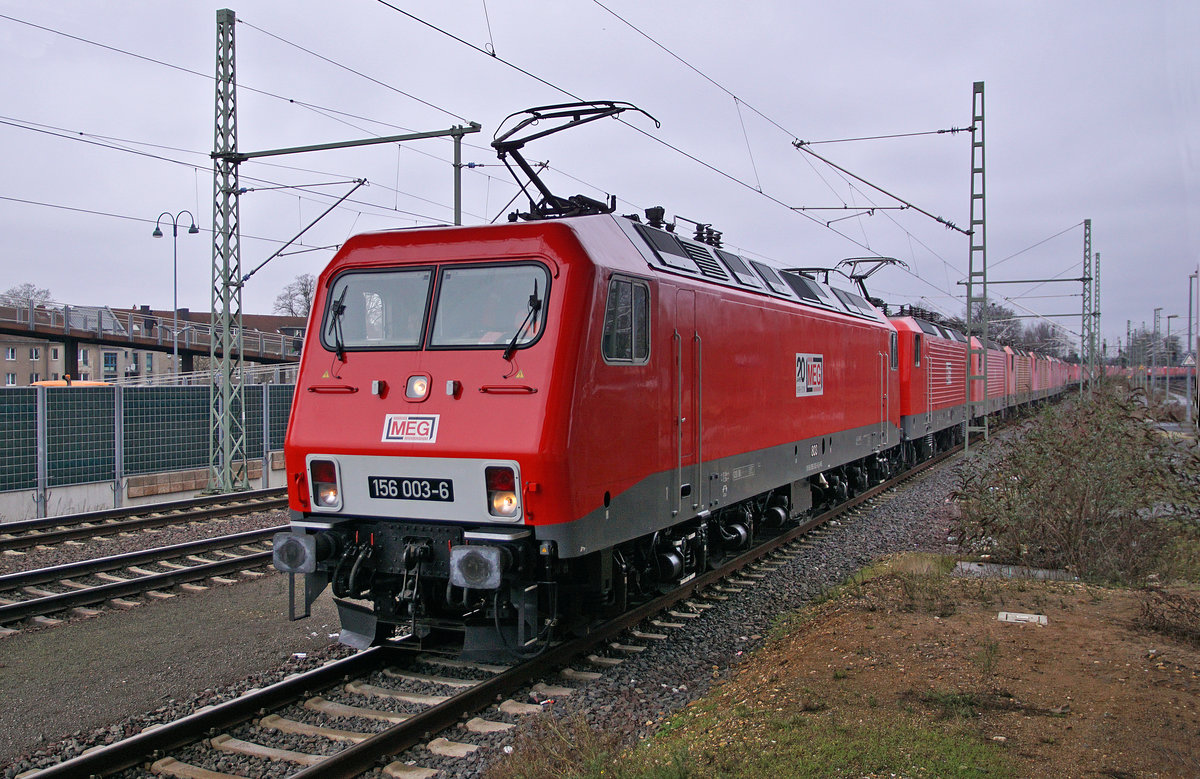 Das Doppel 156 003-6 und 143 851 am 01.02.2021 mit 24 Verschrottungs-Lokomotiven bei der Ankunft in Opladen.