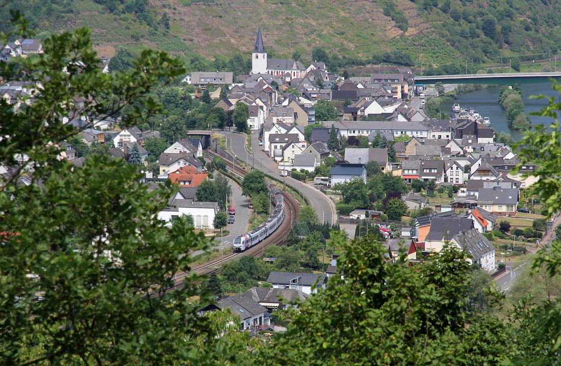 Das Doppel aus Süwex-Flirt 3 und CFL-Kiss passieren den an der Mosel gelegenen Ort Löf am 22. Juni 2017.