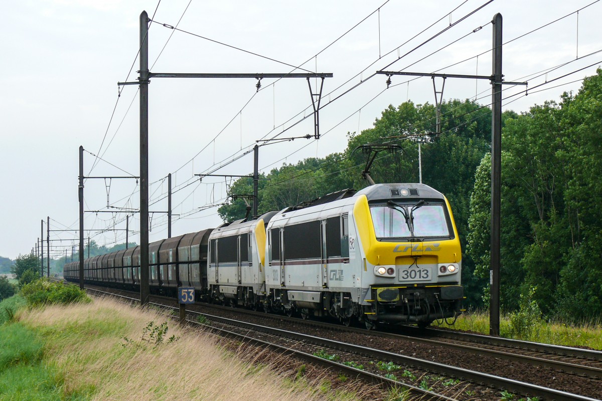 Das Doppelgespann 3013 der CFL und 1321 der SNCB zieht einen Kohlenzug vom Hafen kommend Richtung Antwerpen, hier aufgenommen am 12/08/2009 auf der Schleife bei Ekeren.