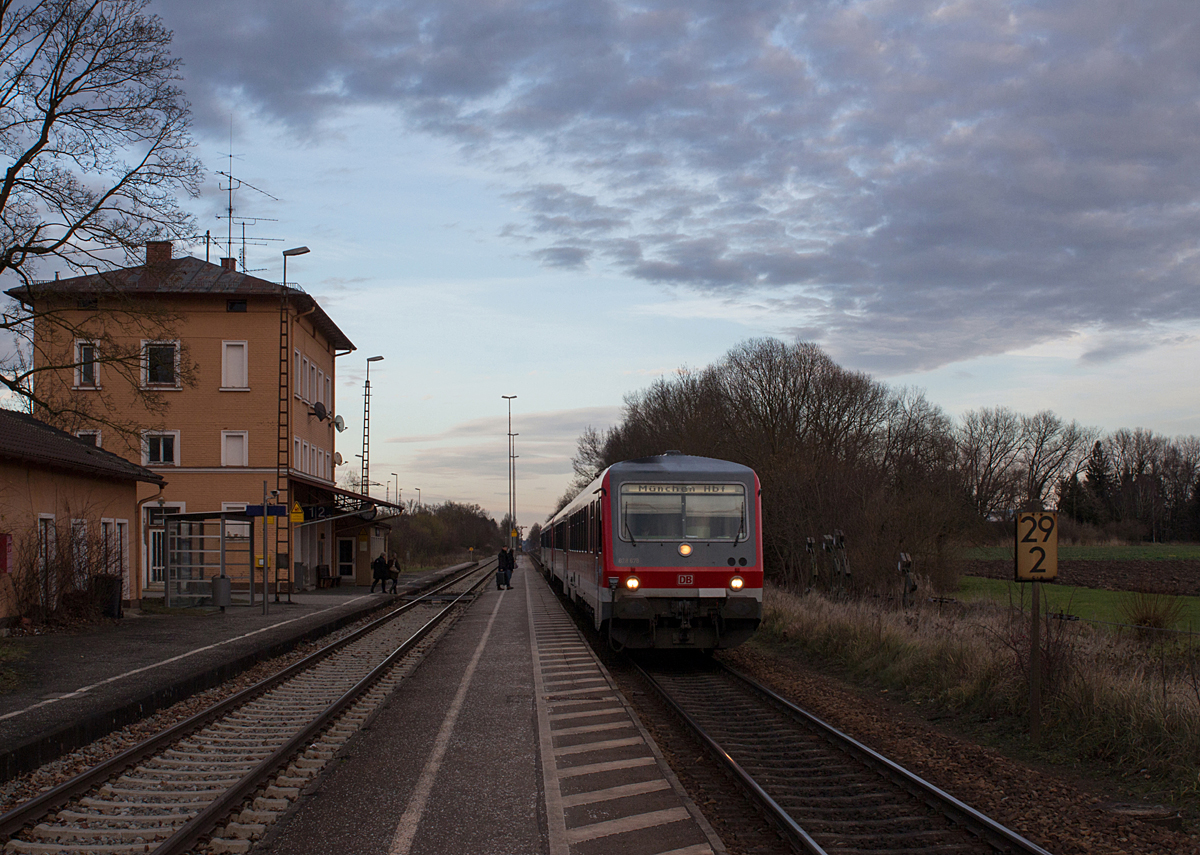Das Doppelgespann, bestehend aus 628 678-5 und 628 570-4, auf seinem Weg nach München Hbf, wurde am Spätnachmittag des 14.12.14 im Bahnhof von Hörlkofen auf´s Bild gebracht.