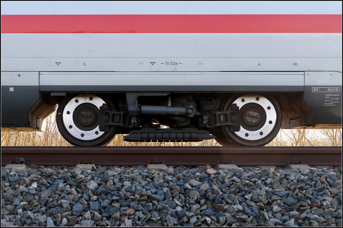 Das Drehgestell -

- eines ICE 4-Zwischenwagens. Auf der Remsbahn bei Weinstadt-Endersbach.

23.03.2020 (M)