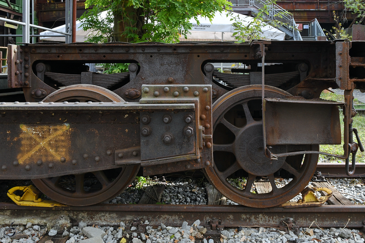 Das Drehgestell eines alten Flachwagens zum Transport von Stahlträgern, entdeckt auf dem Museumsgelände der Henrichshütte. (Hattingen, September 2017)