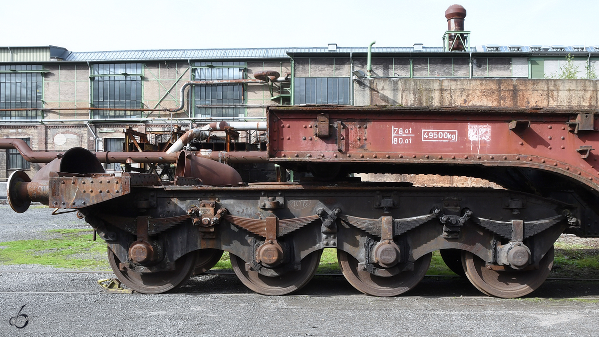 Das Drehgestell eines schweren Flachwagens zum Transport von Stahlträgern, entdeckt auf dem Museumsgelände der Henrichshütte. (Hattingen, September 2017)