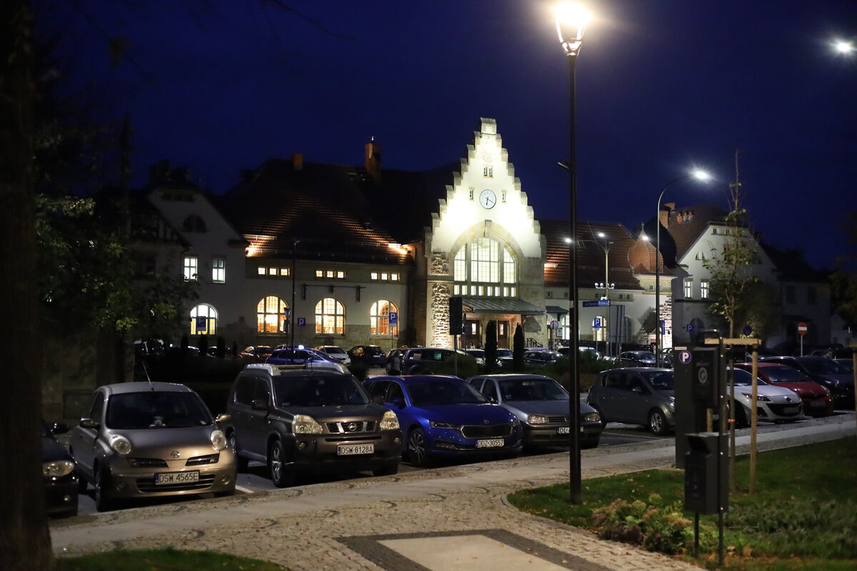 Das EG von Świdnica (deutsch Schweidnitz, schlesisch Schweinz, tschechisch Sv�dnice) einer Stadt in der Woiwodschaft Niederschlesien in Polen  im Abendlicht.23.1026  gegen 18.30 Uhr