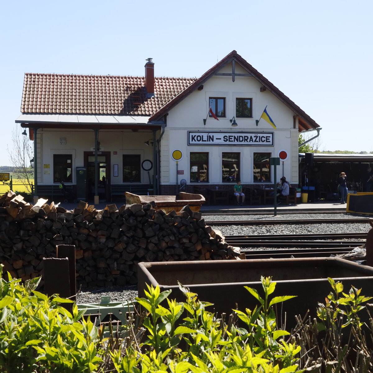 Das EG von Kolin Sendrazice , es beherbergt den Fahrkartenschalter und ein kleines Museum und ist liebevoll restauriert. 27.04.2024 12:06 Uhr.