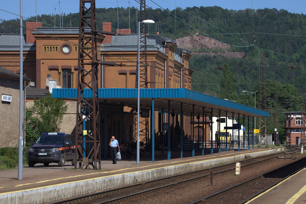 Das EG won Walbrzych Glowny 09.06.2017 16:00 Uhr. Hier muss man nach Klodzko umsteigen.  Der Ort heisst Walbrzych !