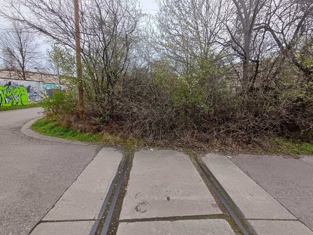 Das ehem. Gleis zur Tongrube in Erfurt, am 21.03.2024. Hier zusehen am B am Mittelhuser Tonweg.