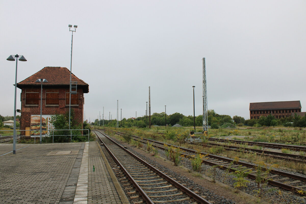 Das ehem. Stellwerk Am am Ende vom Bahnsteig 3, am 02.09.2023 in Arnstadt Hbf.