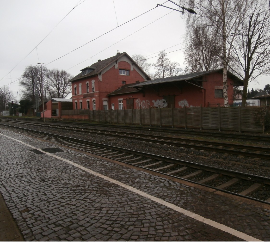 Das ehemailge Bahnhofsgebäude Rommerskirchen in Rosa.
Beim genaueren hinsehen sieht man die ungestrichene Stelle wo einst ein Schild den Rommerskirchen Bahnhof anzeigte. 20.2.14 