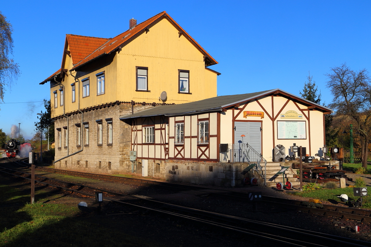 Das ehemalige Bahndienstgebäude im Bahnhof Gernrode, aufgenommen am Morgen des 19.10.2014. Hinten links ist 99 6001 auf der Fahrt zur Bekohlungsanlage zu sehen.