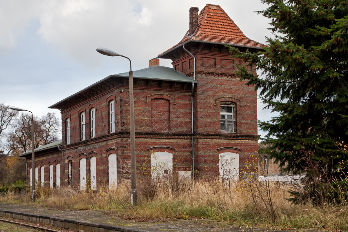 Das ehemalige Bahnhofsgeb�ude in Friedland Mecklenburg wird im laufe der n�chsten Jahren, laut privatem Eigent�mer, wieder hergestellt. F�r das hier noch liegende cca.30m lange Gleisst�ck der ehemals fahrenden Schmalspurbahn MPSB und der danach aufgebauten Normalspur von Neubrandenburg, gib es wohl keine Zukunft mehr. - 12.11.2013