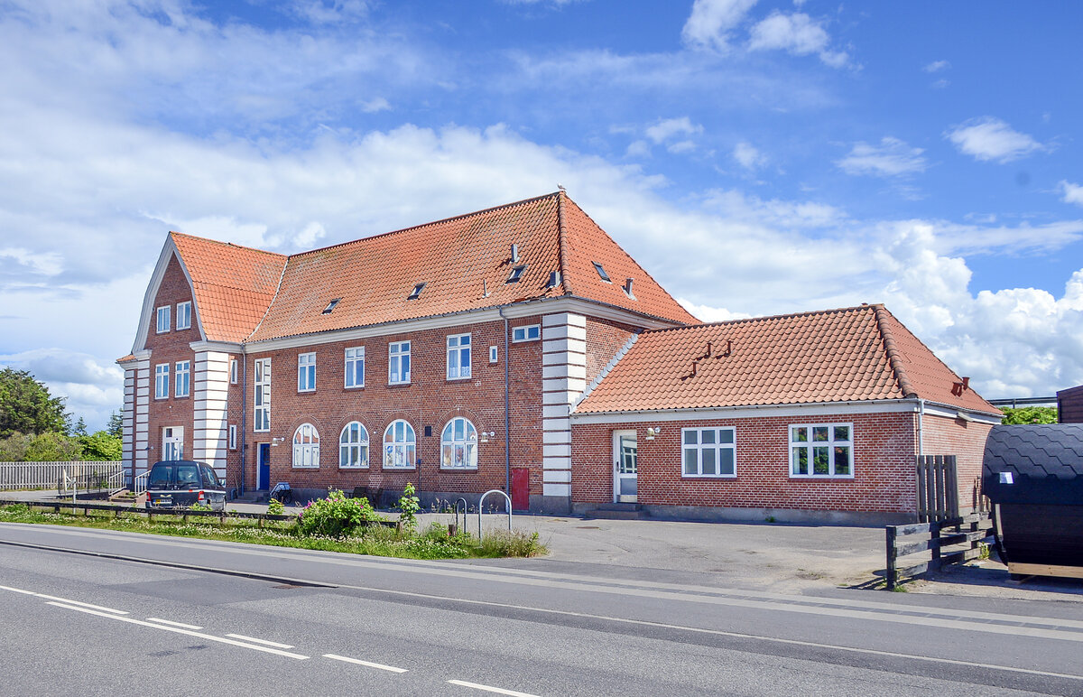 Das ehemalige Bahnhofsgeb�ude in L�kken. L�kken war eine Station an der Eisenbahnstrecke von Hj�rring nach Aabybro, die 1963 stillgelegt wurde. Aufnahme: 11. Juni 2026