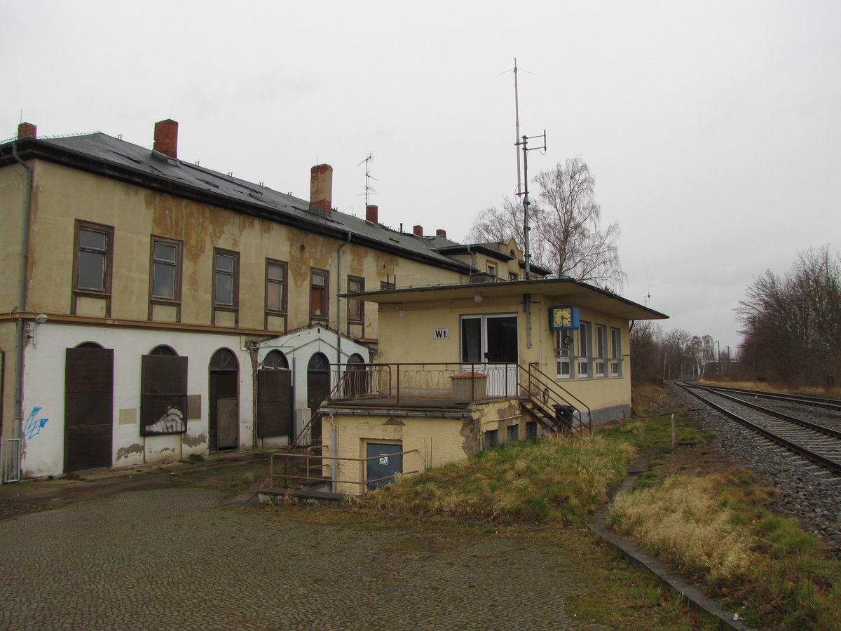 Das ehemalige Bahnhofsgebäude und das Stellwerk Wt, am 25.03.2016 in Waltershausen.