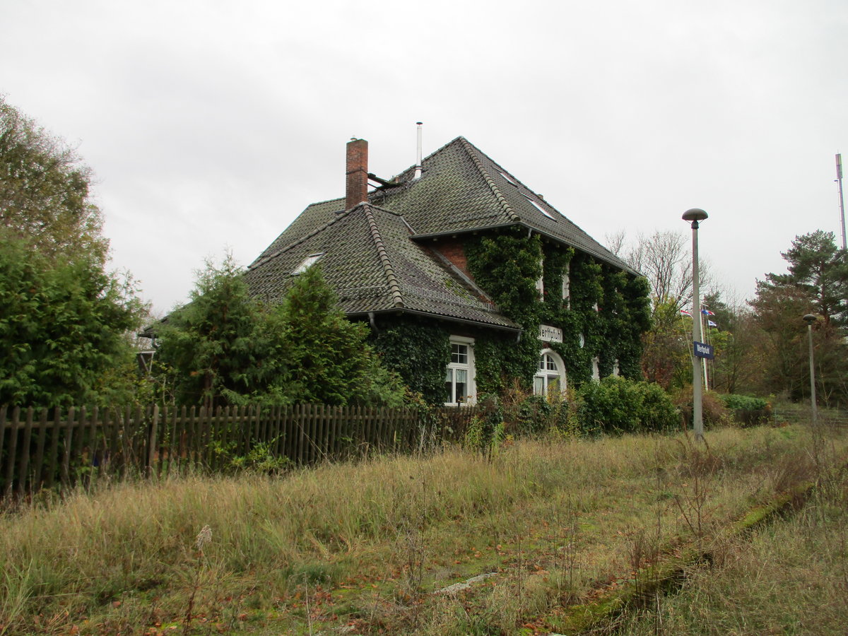Das ehemalige Bahnhofsgebäude von Werftpfuhl am 02.November 2019.