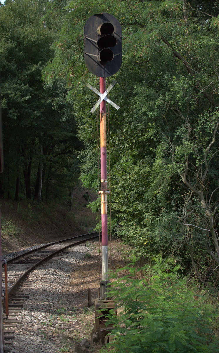 Das ehemalige Einfahrtsignal von Velke Brezno ist heute ungültig, es gibt nur noch Museumsbetrieb auf der Strecke. 26.08.2018  11:11 Uhr.