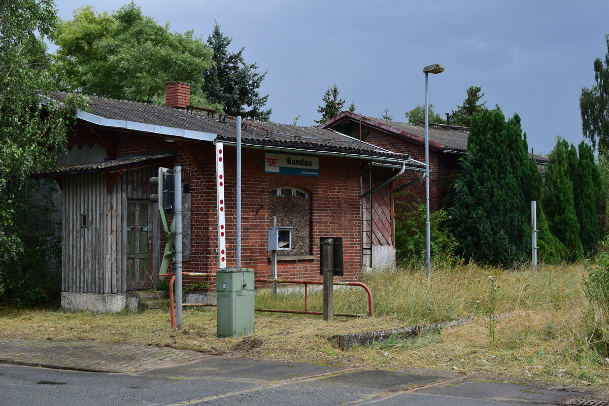 Das ehemalige Empfangsgebäude in Bandau macht einen traurigen Eindruck ebenso wie der Rest der Strecke.

Bandau 31.07.2021