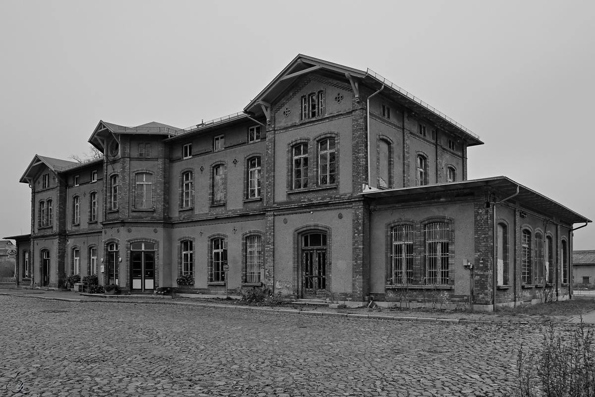 Das ehemalige Empfangsgebäude des Bahnhofes der Reuterstadt Stavenhagen wartet auf bessere Zeiten. (November 2020)