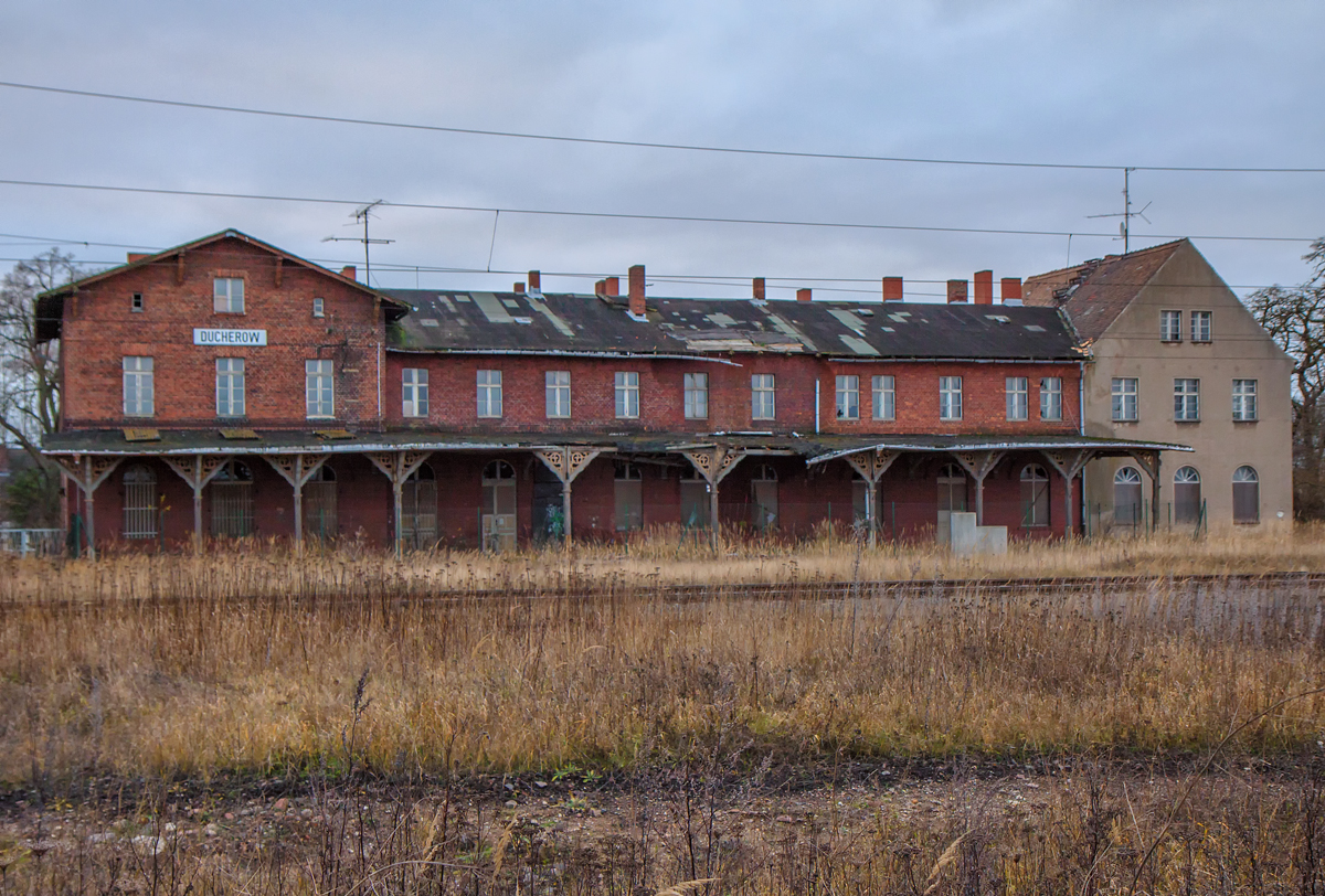 Das ehemalige Empfangsgebäude des Bahnhofs Ducherow in einem jämmerlichen Zustand. - 22.12.2013