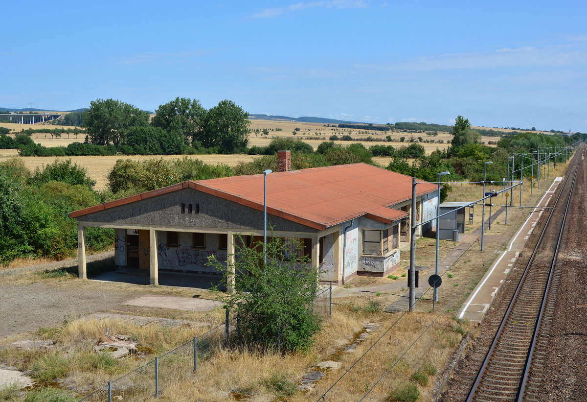 Das ehemalige Empfangsgebäude in Görsbach ähnelt eher einer Supermarktfiliale. Nur wenige Fahrgäste verirren sich an den Haltepunkt.

Görsbach 02.08.2018