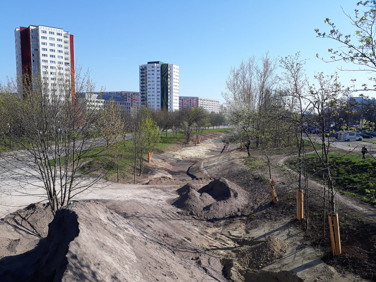 Das ehemalige Gleisbett der Kleinbahn (Erfurt - Nottleben) bzw. der S-Bahn Erfurt, am 19.04.2019 am ehemaligen Hp Straße der Nationen in Erfurt Nord. Für die BUGA 2021 bekommt der darunterliegende Marbach sein ursprüngliches Flussbett zurück. Ein Vergleichsbild mit Gleis: https://www.bahnbilder.de/bild/deutschland~bahnhoefe-a---e~erfurt-alle-bahnhofe/122916/blick-von-der-nordhaeuser-strasse-auf.html