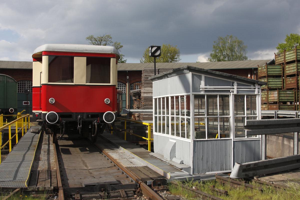 Das ehemalige kleine Bahnbetriebswerk Rahden ist heute Stand- und Ausgangsort für die Museumsbahn Rahden - Uchte. Am 3.5.2014 stand ein alter VT Beiwagen auf der Drehscheibe.