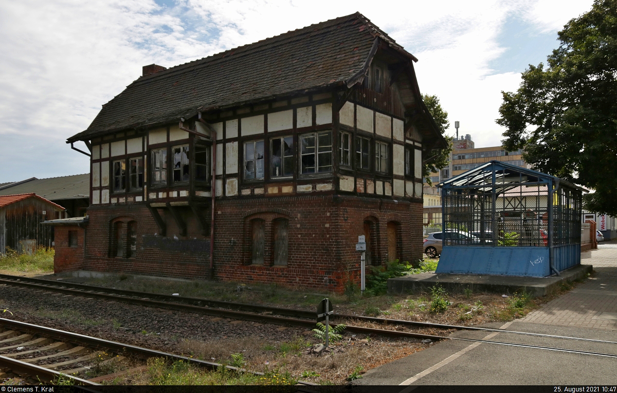 Das ehemalige mechanische Fahrdienstleiter-Stellwerk  Qmf  der Bauart Jüdel am Bahnübergang Stresemannstraße in Quedlinburg. Vor knapp 15 Jahren, am 9.12.2006, ist es vom Netz gegangen. Seitdem erledigt der Fahrdienstleiter im Stellwerk  Qof  auf der anderen Bahnhofsseite alle Aufgaben.
Aufgenommen im Gegenlicht.

🕓 25.8.2021 | 10:47 Uhr