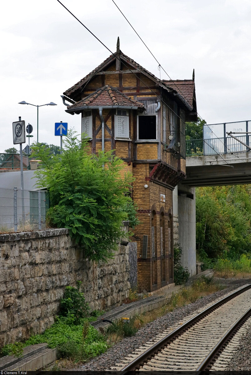 Das ehemalige mechanische Weichenwärter-Stellwerk  Cs  der Bauart Jüdel in Camburg(Saale) ist seit der Jahrtausendwende ohne Funktion. Bei der Einfahrt in den Bahnhof wurde das Gebäude aus dem Zug heraus aufgenommen.

🕓 13.8.2022 | 13:28 Uhr