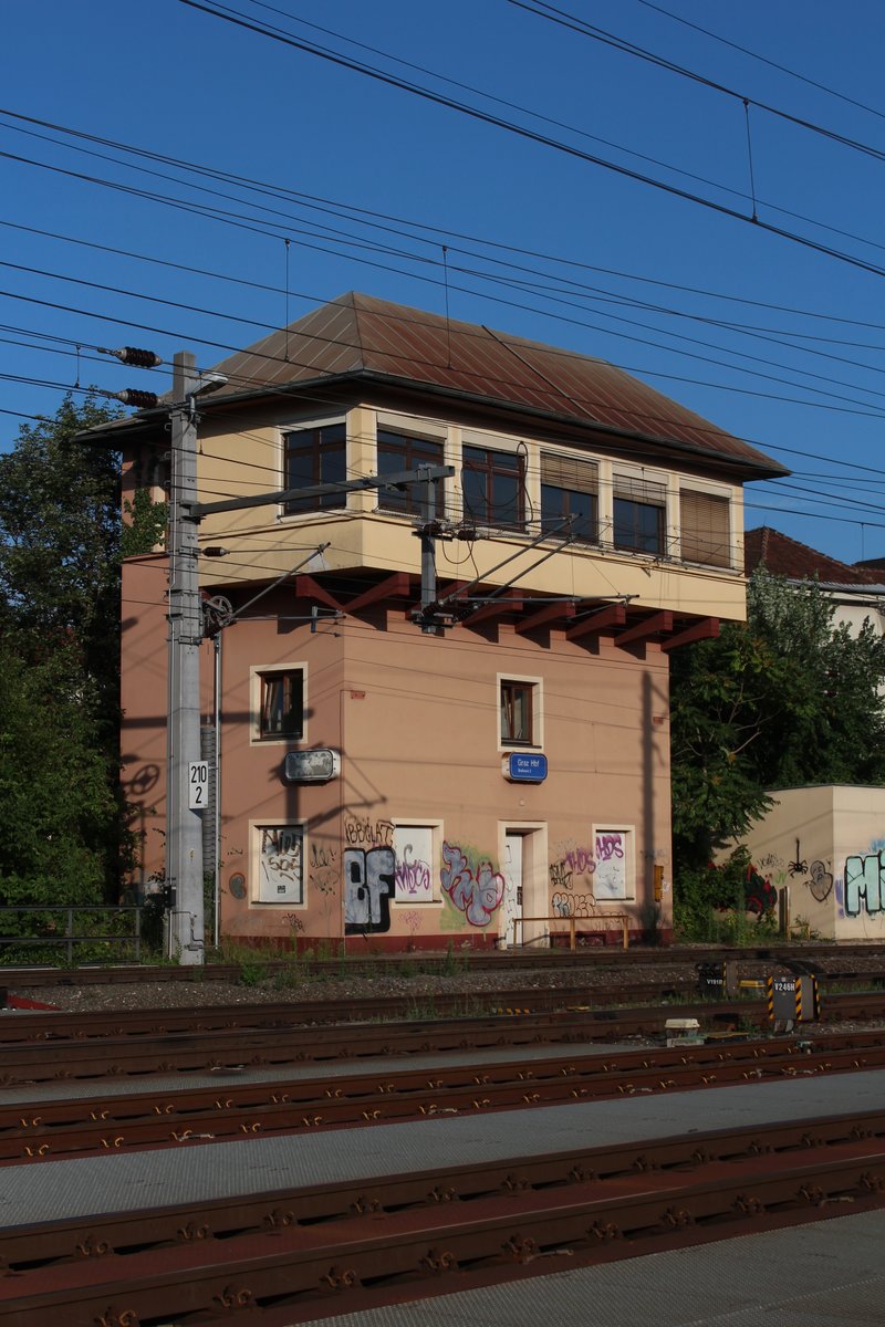 Das ehemalige Stellwerk 2 in Graz Hbf steht zwischen Graz Verschiebebahnhof und Graz Frachtenbahnhof und regelte bis in die 90er Jahre den Betrieb zwischen den beiden Bahnhofsteilen und auch die Eisenbahnkreuzung die hier über 6 Gleise führte.
Am 5.8.2019 präsentiert sich das Stellwerk leider voller Grafitti in der Abendsonne.
Leider soll es diesen Monat noch abgerissen werden.