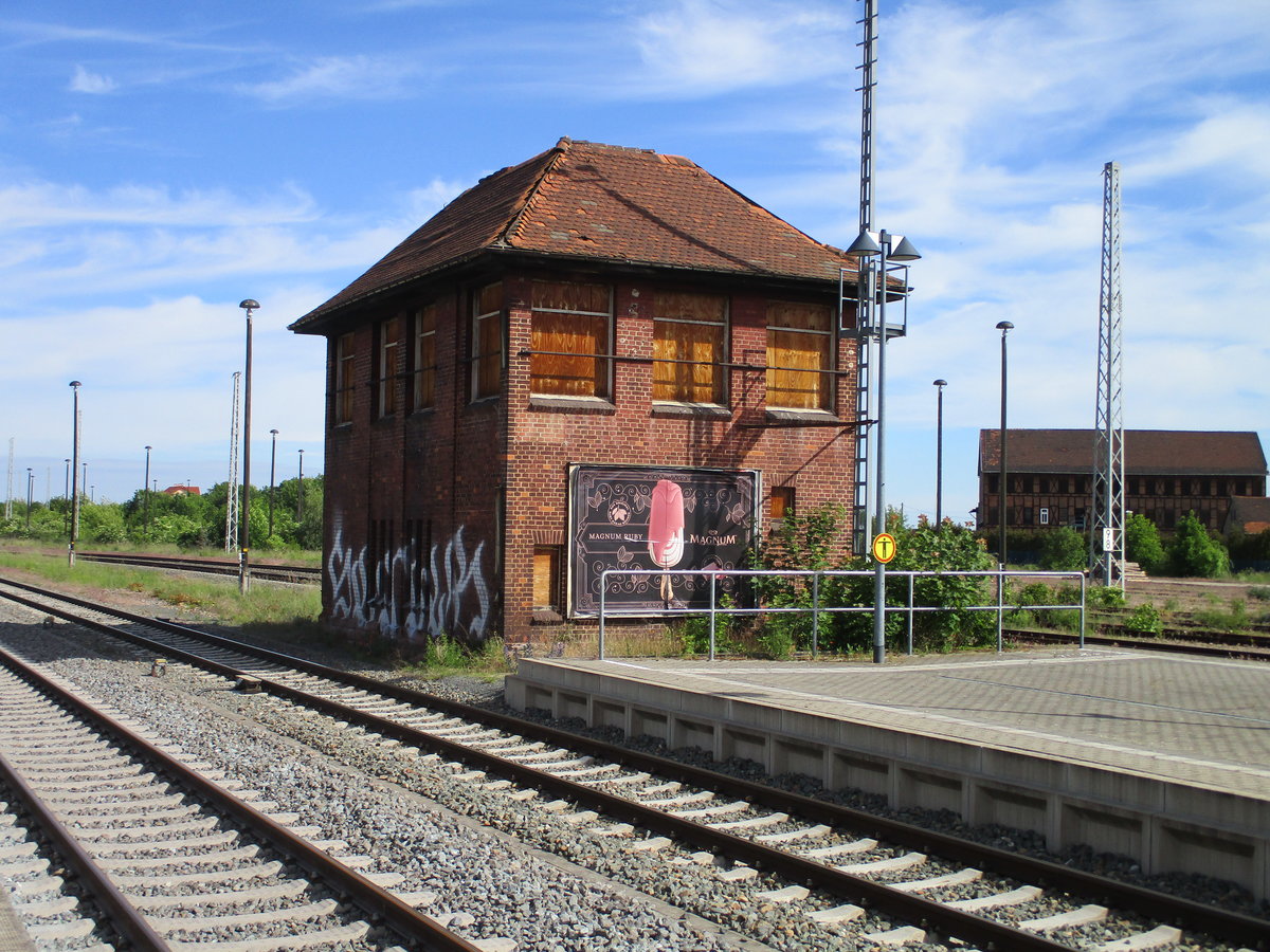 Das ehemalige Stellwerk Am,in Arnstadt,steht auf dem Bahnsteig 2 und 3.Aufnahme vom 30.Mai 2020.
