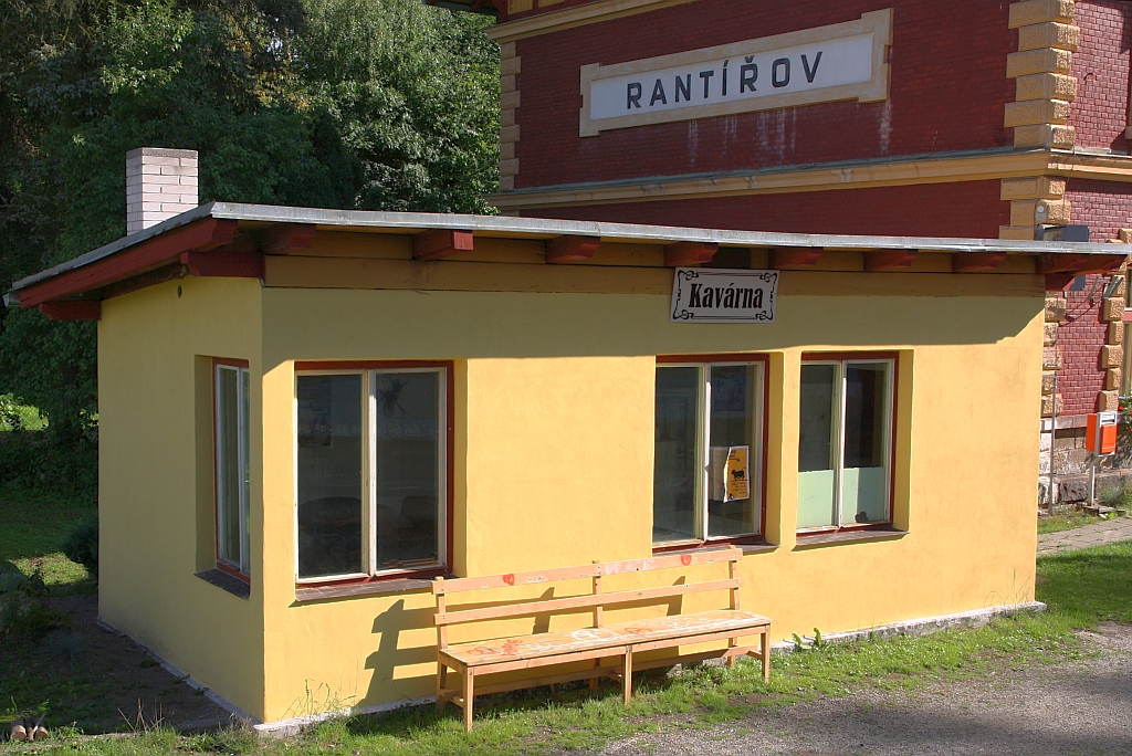 Das ehemalige Stellwerk im Bahnhof Rantirov wird nun als Kaffeehaus verwendet. Bild vom 09.August 2019.