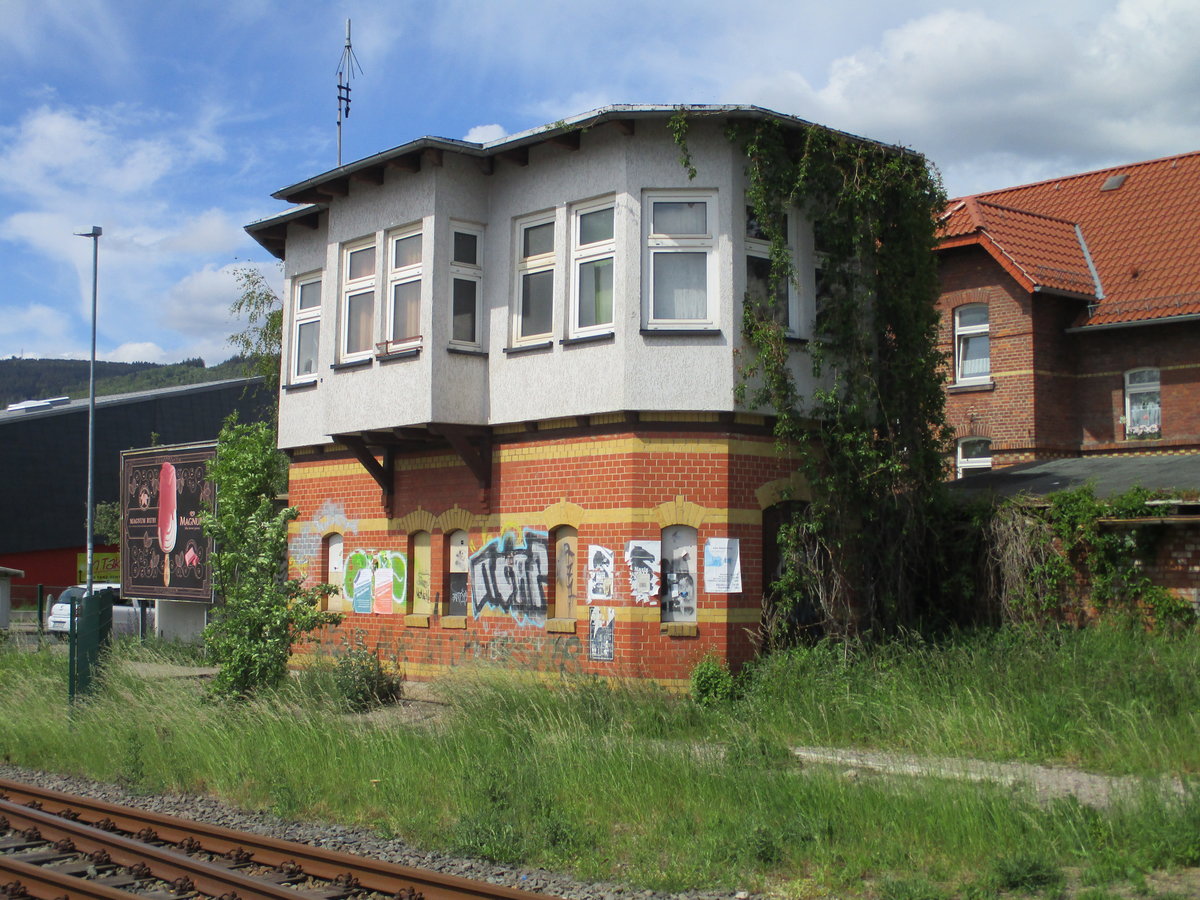 Das ehemalige Stellwerk Is an der Ausfahrt Schleusingen/Großbreitenbach in Ilmenau am 30.Mai 2020.