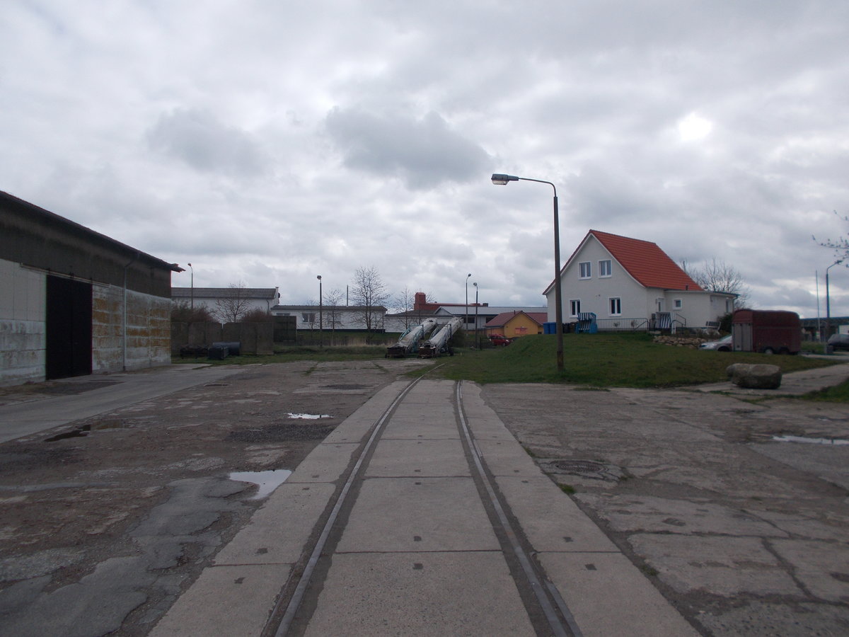 Das ehemalige Übergabegleis,von der Anschlußbahn zum Bahnhof,vom Anschluß Agrochemisches Zentrum (ACZ),in Bergen/Rügen,am 16.April 2017,aus.