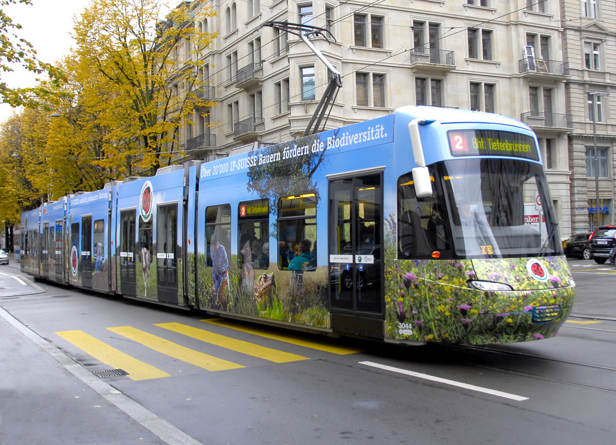 Das ehemalige VBZ Cobra Be 5-6 Tram 3044 (ZOO Werbung), jetzt in IP-Suisse Werbe Bemalung.
Fredy 29.10.2015 Tramstation Börse ZH 