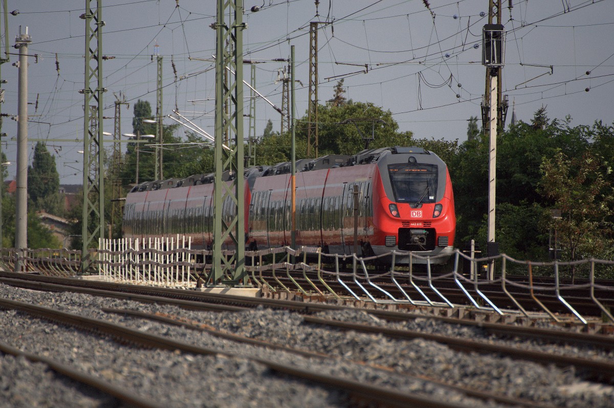 Das eher  reichsbahtypische Fahren und Bauen   lsst Baustellen entstehen ,auf denen  sich neu und alt nebeneinader voll in Funktion finden lt. So auch auf dem Abschnitt Radebeul West - Coswig der Strecke Dresden - Riesa -Leipzig. Eben hat gerade RE Saxonia den Abschnitt passiert. 442 616  luft nach. 24.08.2013 16:18 Uhr.