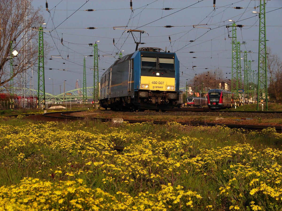 Das ist ein Frühling-Bild von 480 007 mit D9206 kurz nach Bf. Komárom.
09.04.2015.