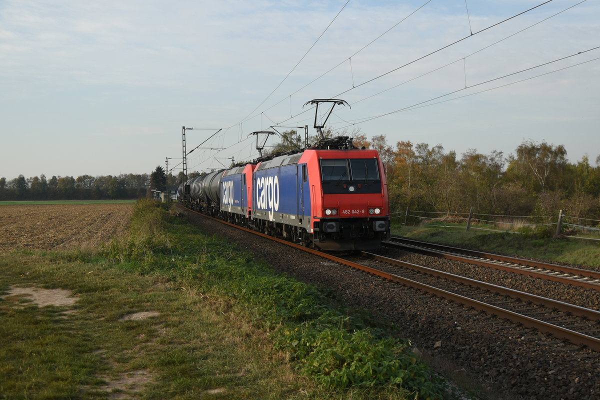 Das ist ein Grußbild, mit lautem Hupen begrüßte der Tf der 482 042-9 den Fotografen als er mit seinem Kesselwagenzug und einer mir unbekannten Schwesterlok am Samstag den 20.10.2018 bei Tilmeshof an mir vorbei fuhr, hier mit grüße ich mal zurück.
