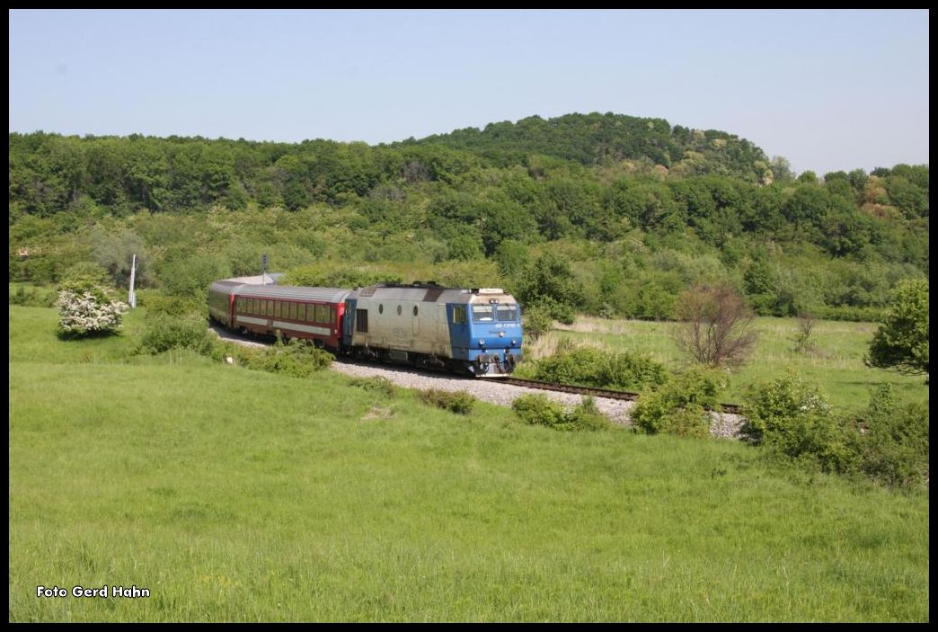 Das ist ein internationaler Schnellzug mit Schlaf- und Speisewagen, der sich hier am 19.5.2015 über die eingleisige Nebenstrecke bei Tilisca quält. Es handelt sich um den IR 347  DACIA  von Wien nach Bukarest! Zuglok war an diesem Tag 65-1312-3.